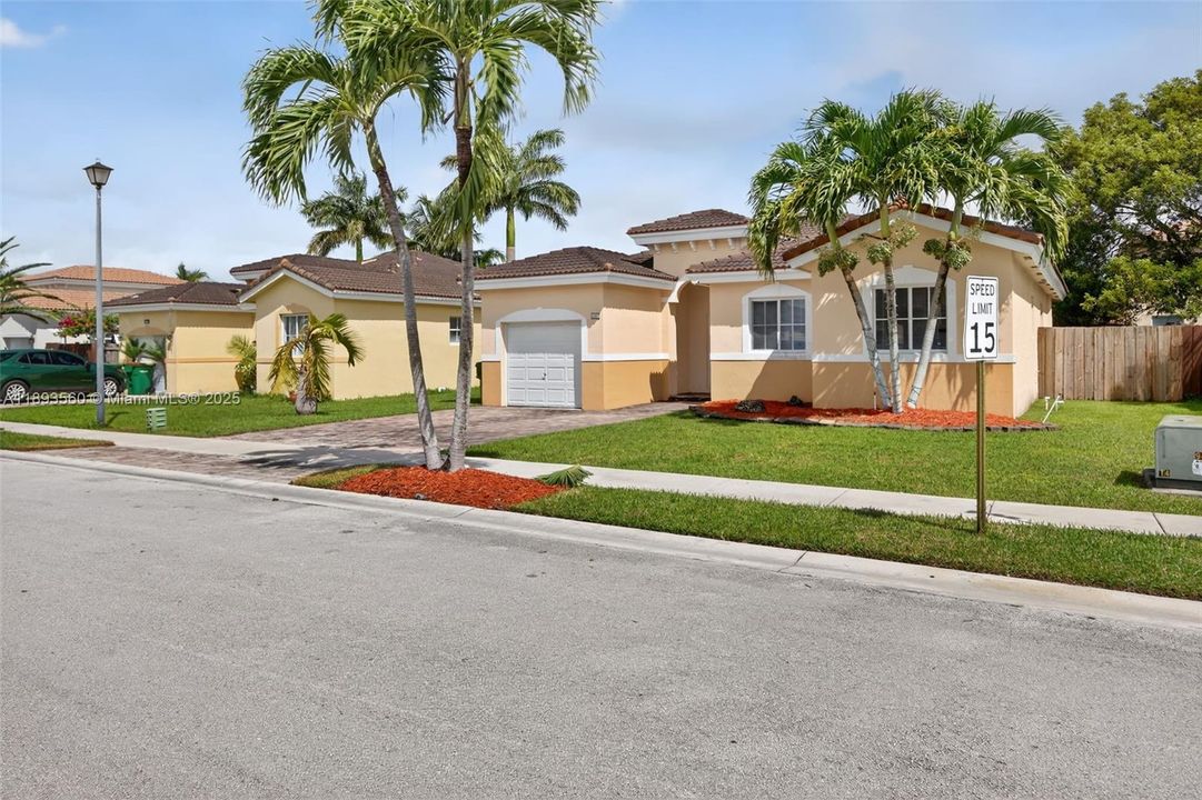 Activo con contrato: $2,800 (4 camas, 2 baños, 1542 Pies cuadrados)