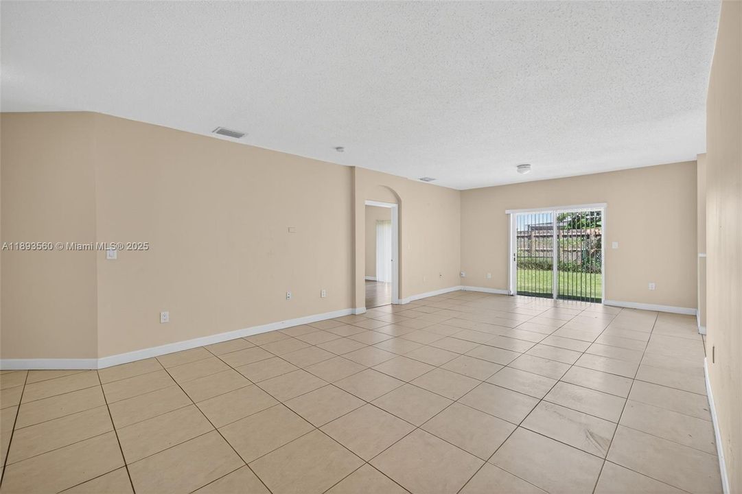 Activo con contrato: $2,800 (4 camas, 2 baños, 1542 Pies cuadrados)