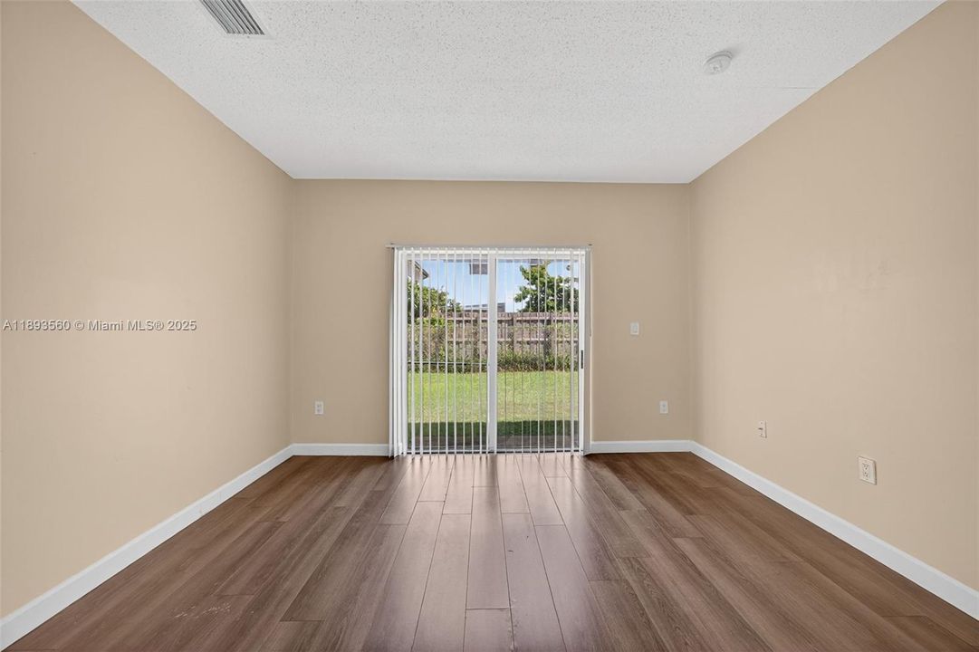 Activo con contrato: $2,800 (4 camas, 2 baños, 1542 Pies cuadrados)