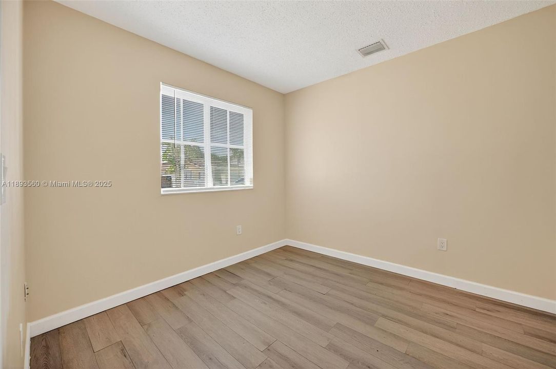 Activo con contrato: $2,800 (4 camas, 2 baños, 1542 Pies cuadrados)