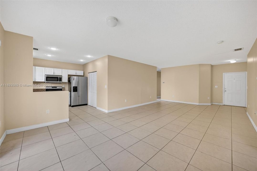 Activo con contrato: $2,800 (4 camas, 2 baños, 1542 Pies cuadrados)