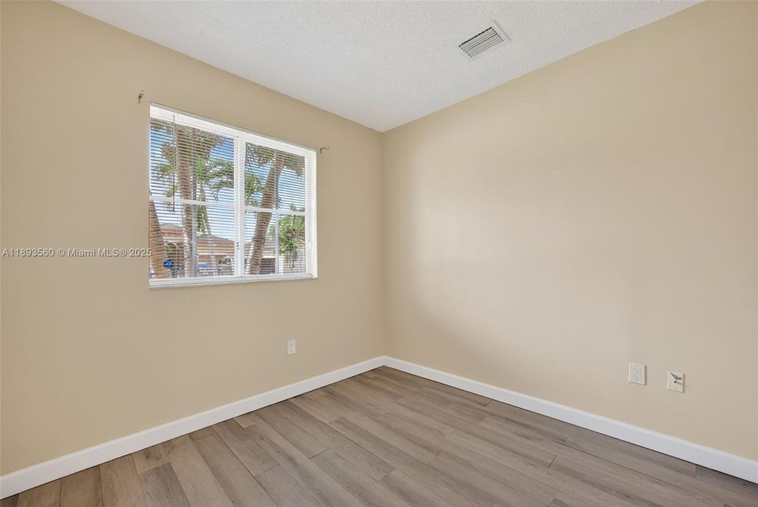 Activo con contrato: $2,800 (4 camas, 2 baños, 1542 Pies cuadrados)