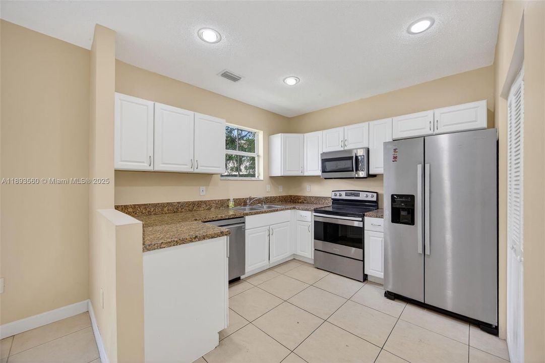 Activo con contrato: $2,800 (4 camas, 2 baños, 1542 Pies cuadrados)