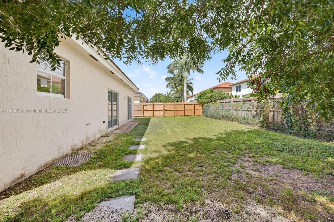 Activo con contrato: $2,800 (4 camas, 2 baños, 1542 Pies cuadrados)