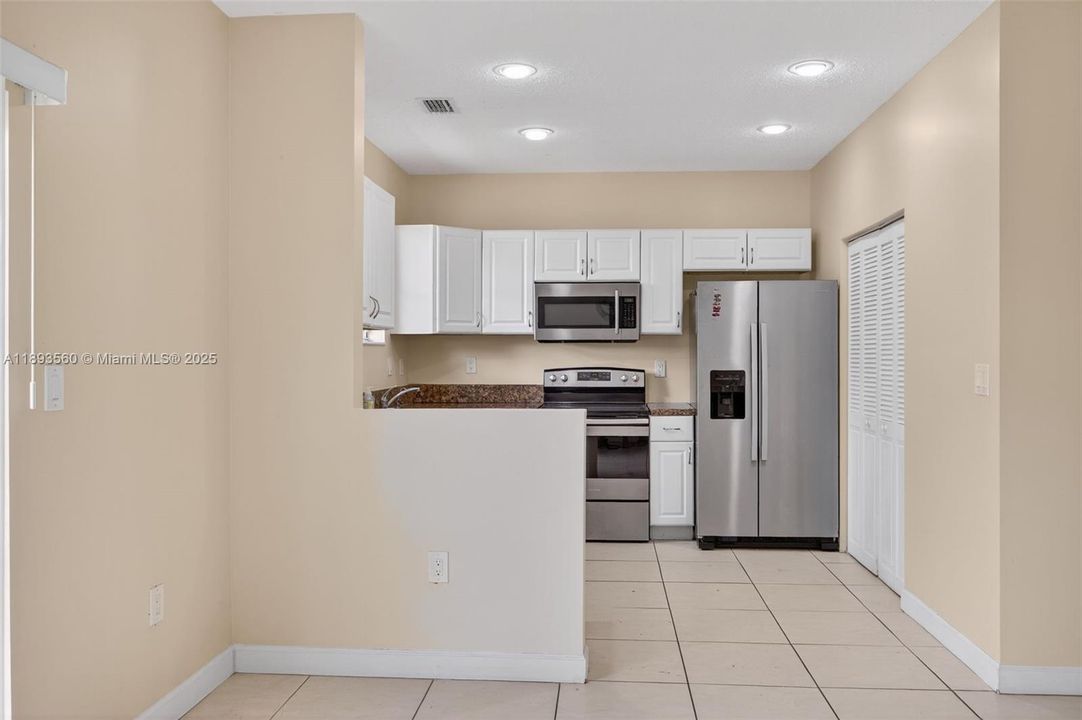 Activo con contrato: $2,800 (4 camas, 2 baños, 1542 Pies cuadrados)