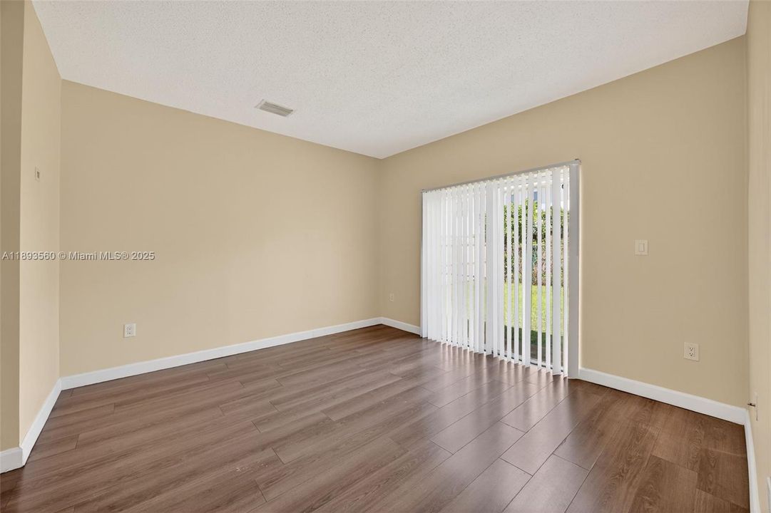 Activo con contrato: $2,800 (4 camas, 2 baños, 1542 Pies cuadrados)