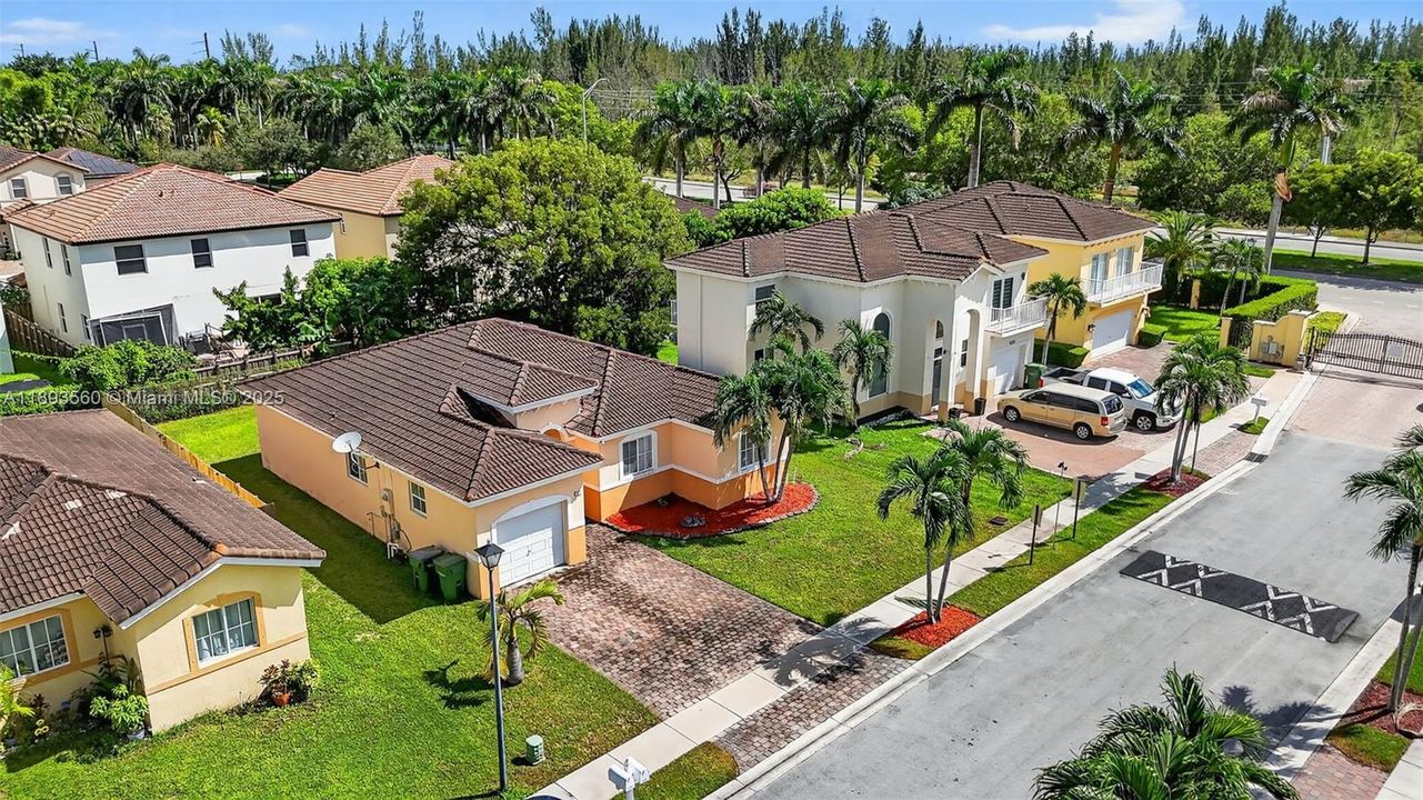 Activo con contrato: $2,800 (4 camas, 2 baños, 1542 Pies cuadrados)