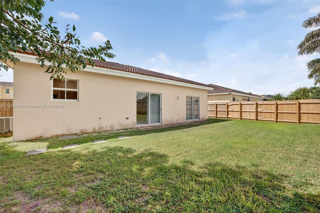 Activo con contrato: $2,800 (4 camas, 2 baños, 1542 Pies cuadrados)