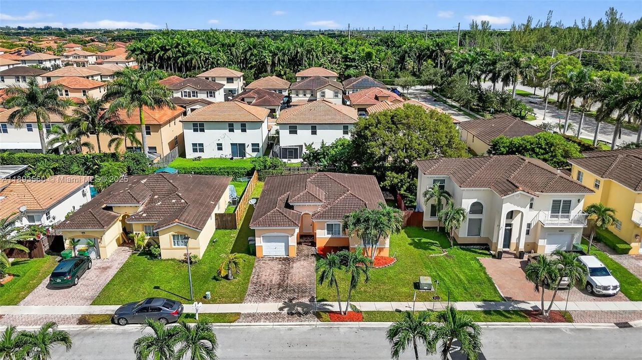 Activo con contrato: $2,800 (4 camas, 2 baños, 1542 Pies cuadrados)