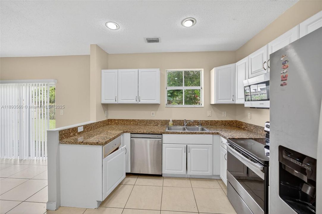 Activo con contrato: $2,800 (4 camas, 2 baños, 1542 Pies cuadrados)