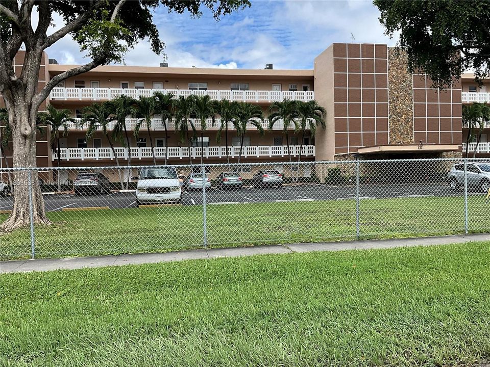 For Sale: $198,000 (2 beds, 2 baths, 1144 Square Feet)