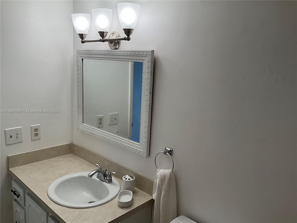 For Sale: $198,000 (2 beds, 2 baths, 1144 Square Feet)