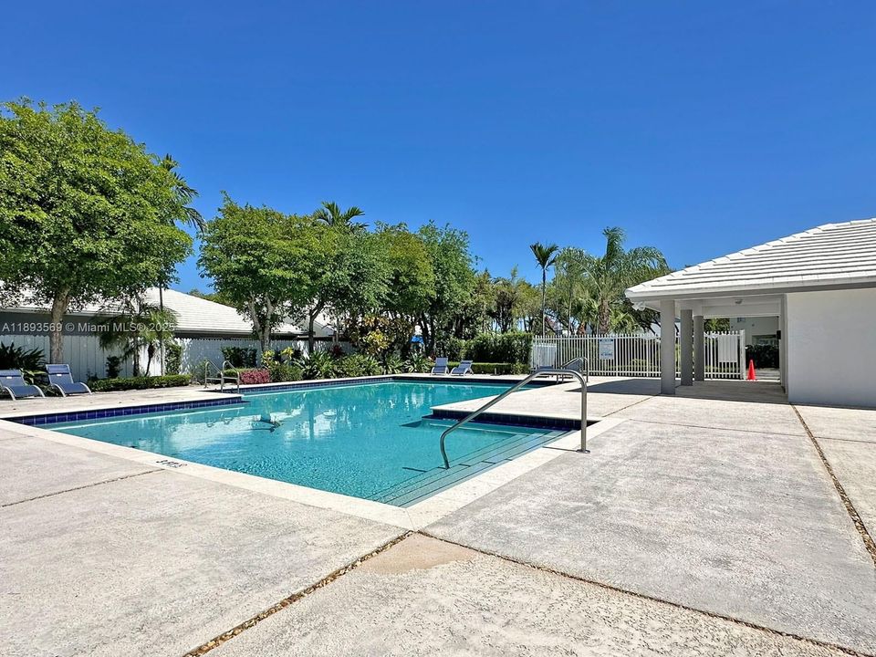 Под контрактом: $4,000 (4 спален, 3 ванн, 1598 Квадратных фут)