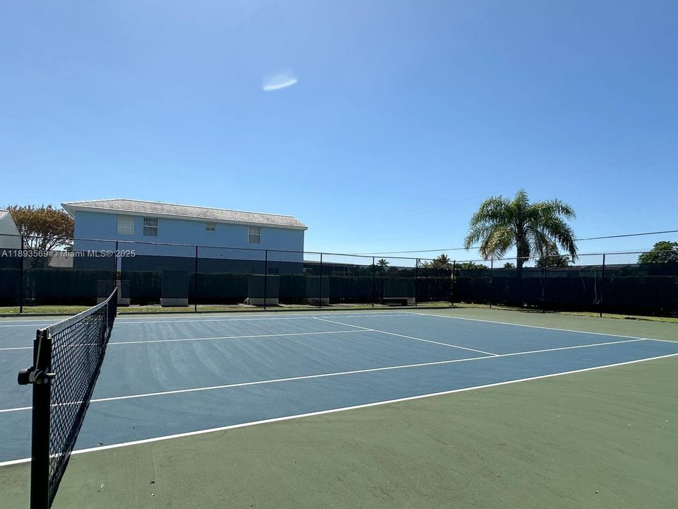 Под контрактом: $4,000 (4 спален, 3 ванн, 1598 Квадратных фут)