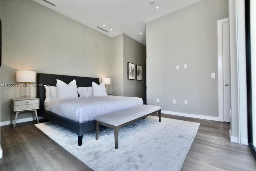 Recently Rented: $45,000 (6 beds, 7 baths, 6851 Square Feet)