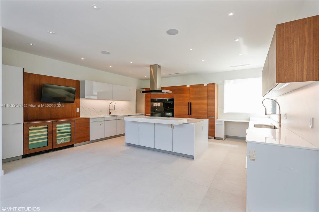 Recently Rented: $45,000 (6 beds, 7 baths, 6851 Square Feet)