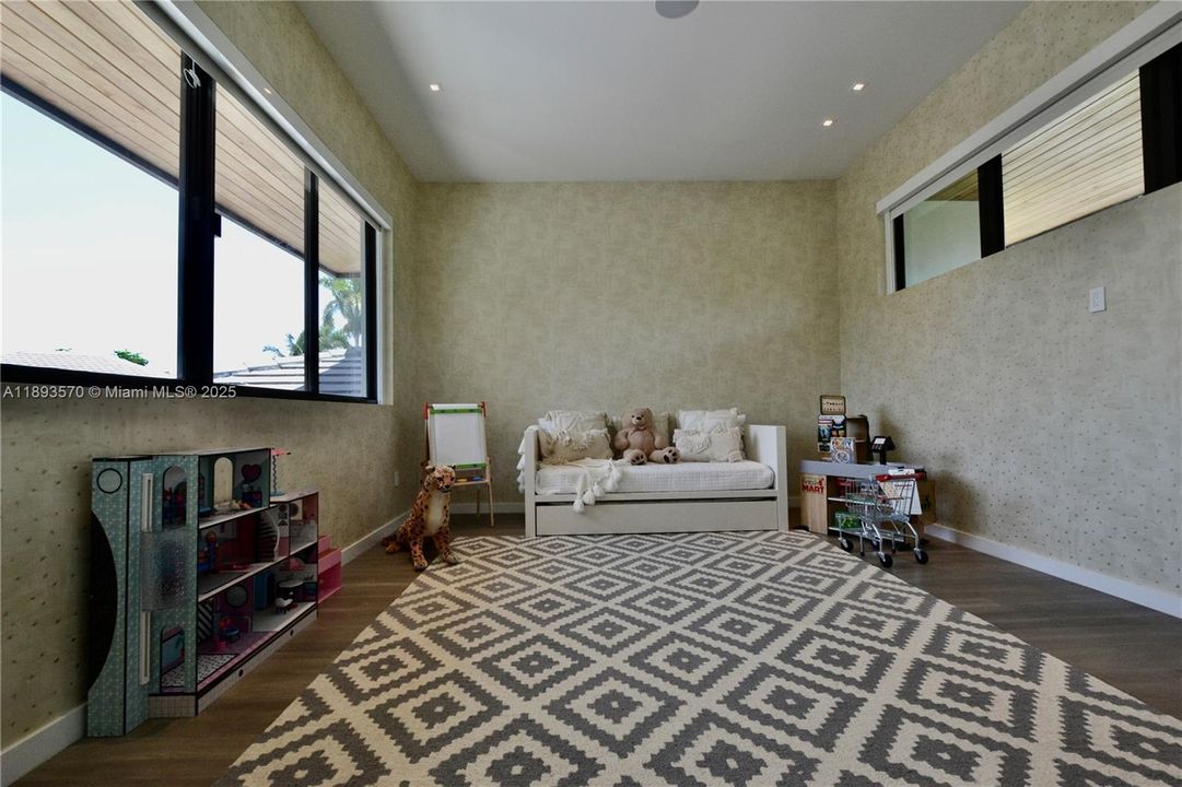 Recently Rented: $45,000 (6 beds, 7 baths, 6851 Square Feet)