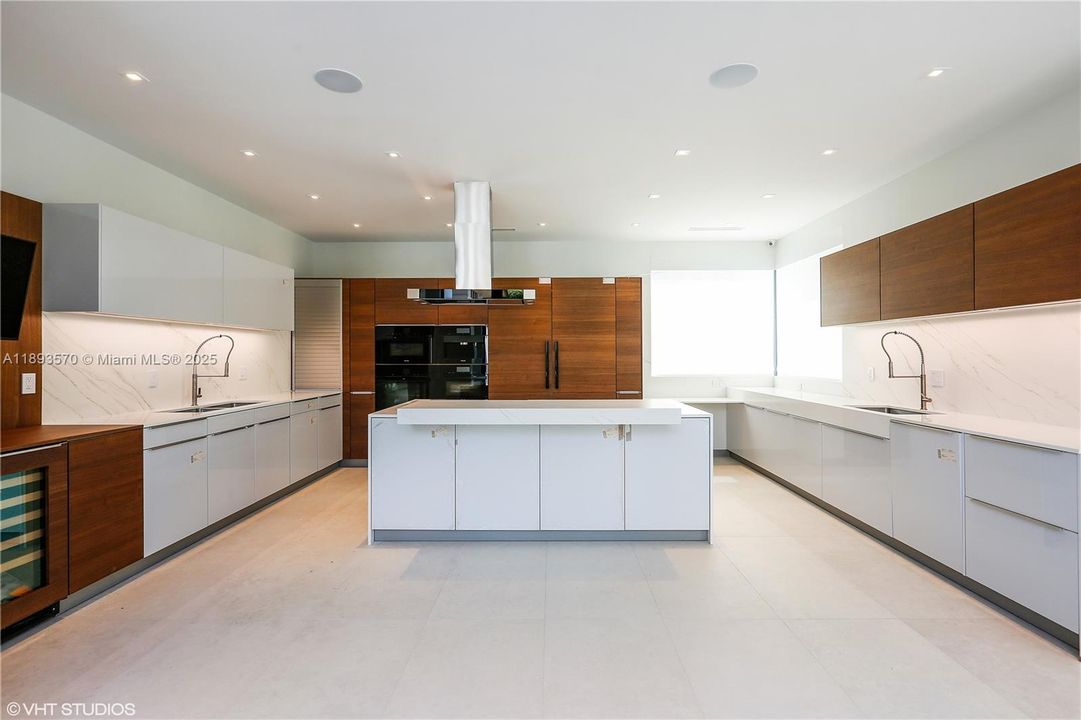 Recently Rented: $45,000 (6 beds, 7 baths, 6851 Square Feet)