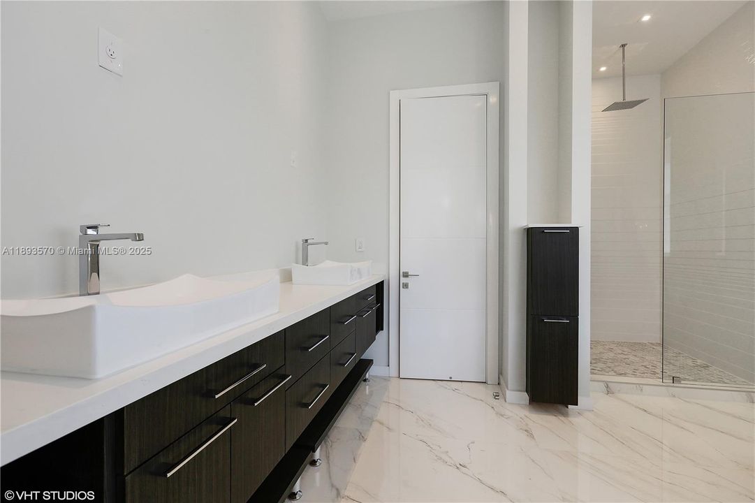 Recently Rented: $45,000 (6 beds, 7 baths, 6851 Square Feet)