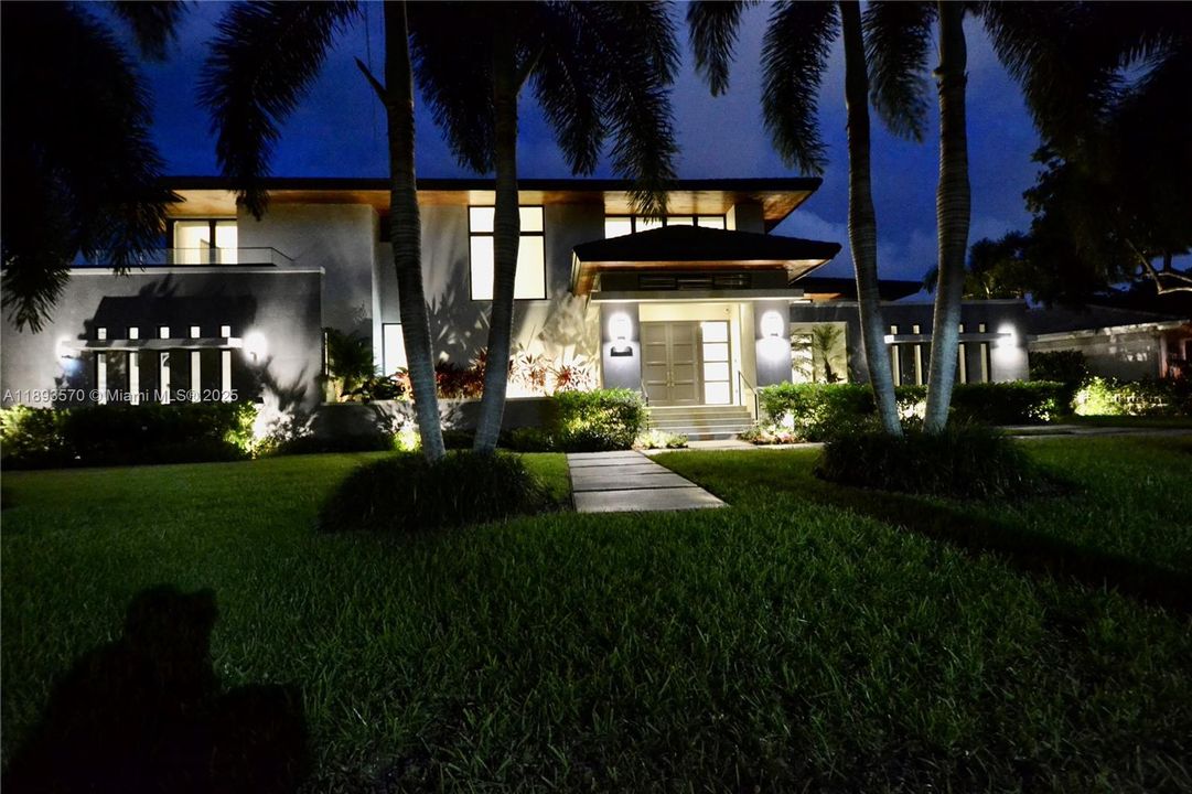 Recently Rented: $45,000 (6 beds, 7 baths, 6851 Square Feet)