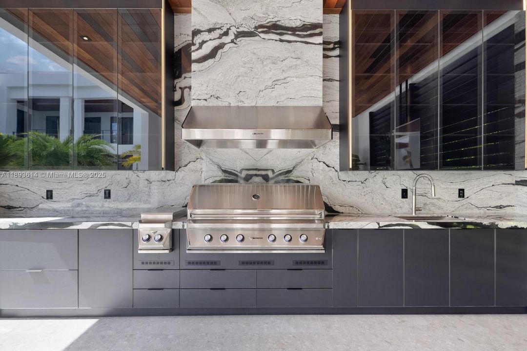 На продажу: $7,995,000 (8 спален, 8 ванн, 7530 Квадратных фут)