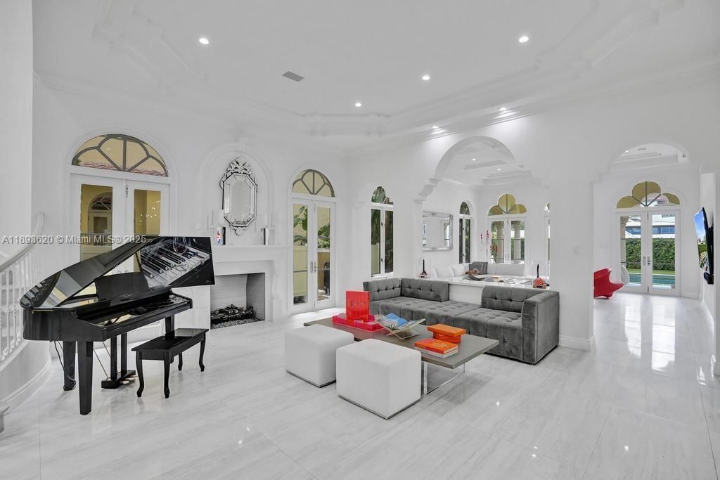 出租: $45,000 (5 贝兹, 6 浴室, 6624 平方英尺)