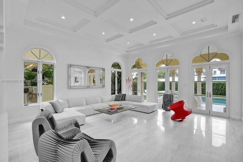 出租: $45,000 (5 贝兹, 6 浴室, 6624 平方英尺)