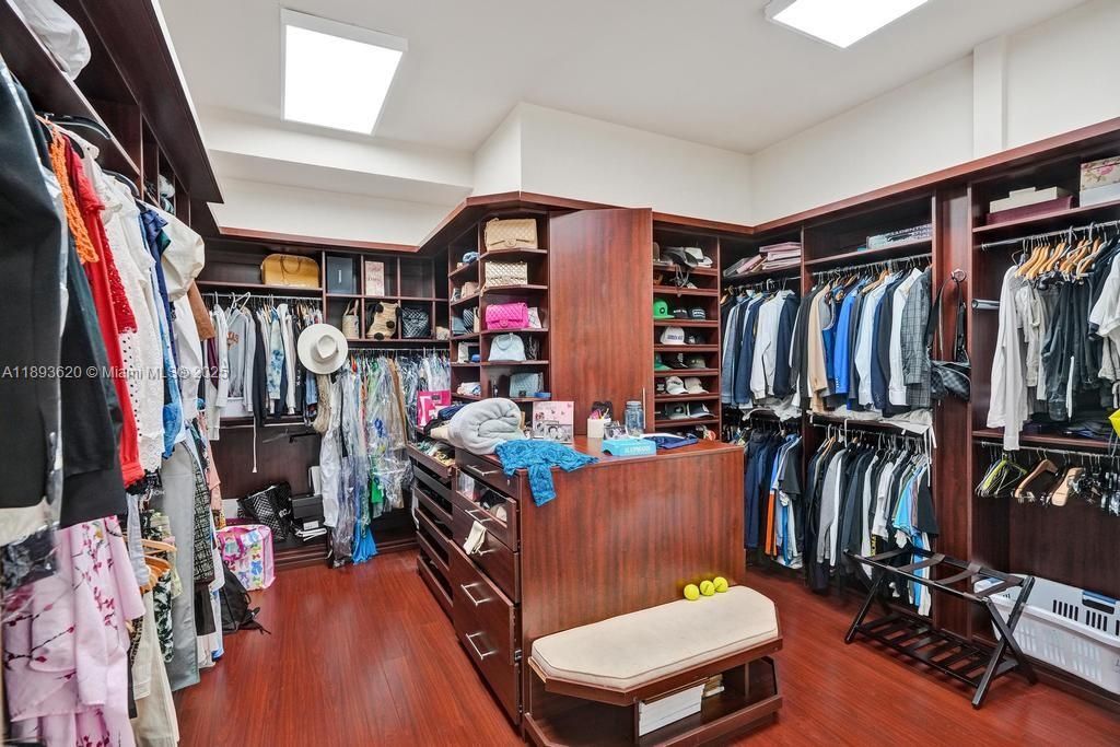 出租: $45,000 (5 贝兹, 6 浴室, 6624 平方英尺)