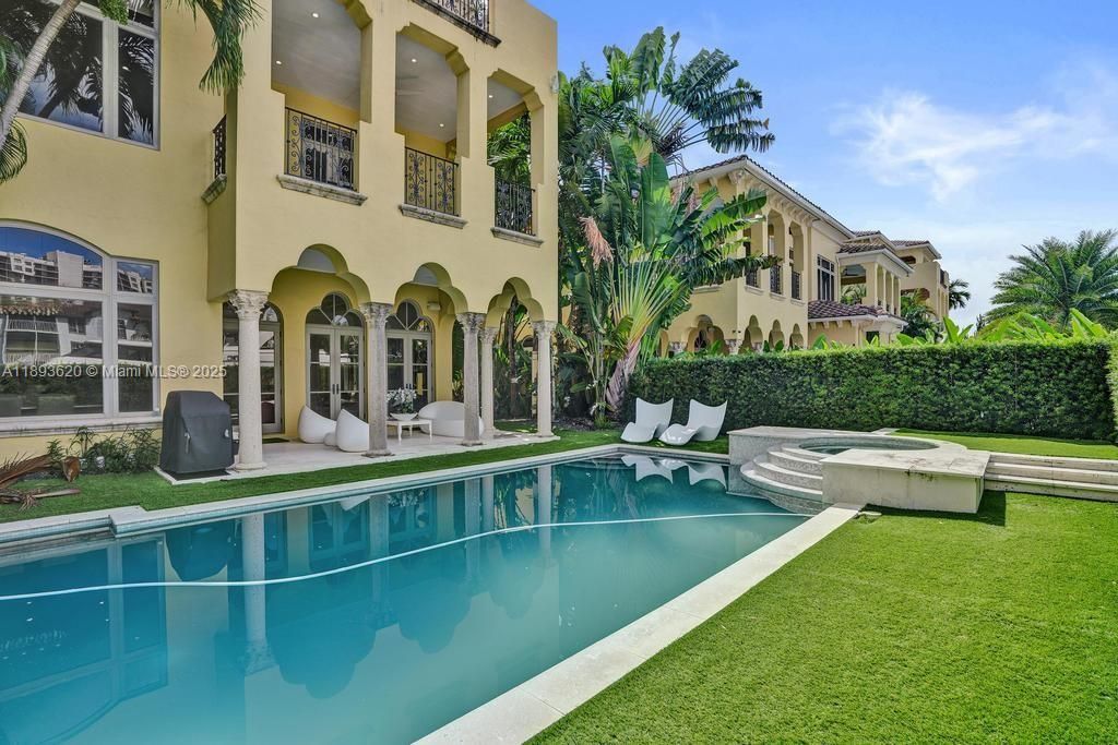 出租: $45,000 (5 贝兹, 6 浴室, 6624 平方英尺)