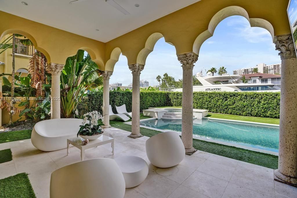 出租: $45,000 (5 贝兹, 6 浴室, 6624 平方英尺)