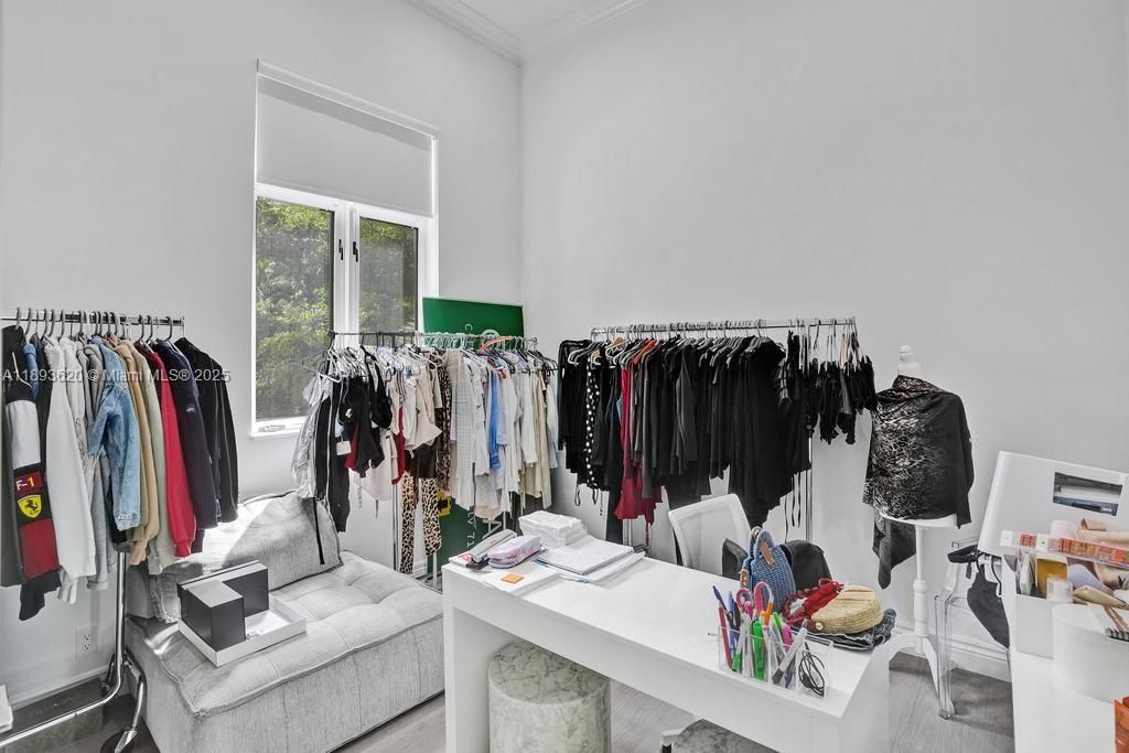 出租: $45,000 (5 贝兹, 6 浴室, 6624 平方英尺)