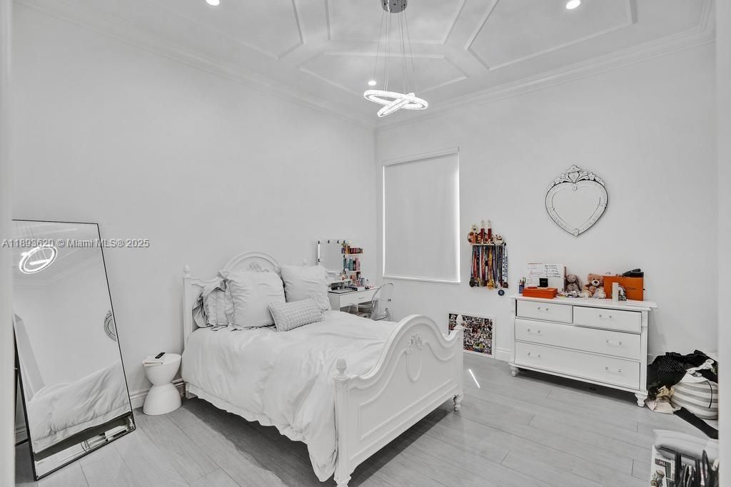 出租: $45,000 (5 贝兹, 6 浴室, 6624 平方英尺)