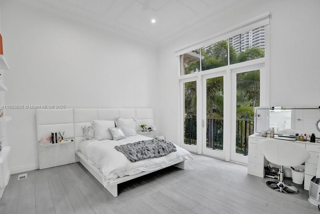 出租: $45,000 (5 贝兹, 6 浴室, 6624 平方英尺)