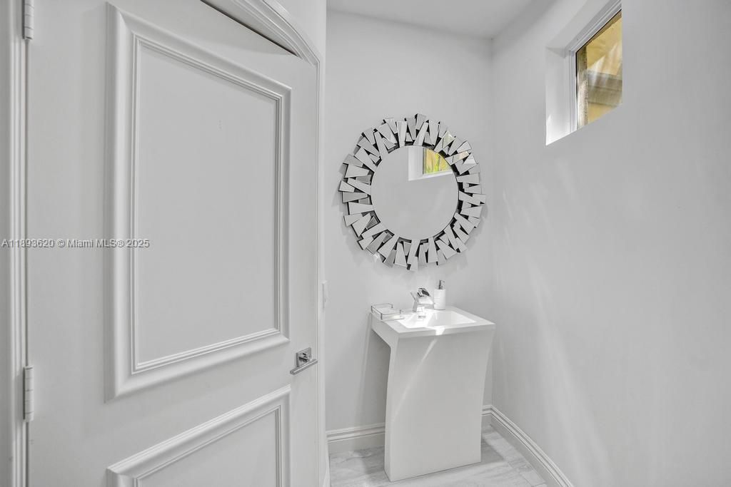 出租: $45,000 (5 贝兹, 6 浴室, 6624 平方英尺)