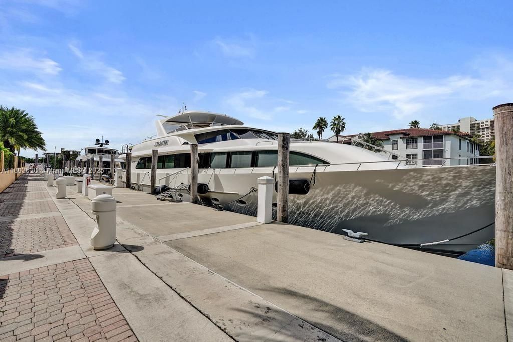 出租: $45,000 (5 贝兹, 6 浴室, 6624 平方英尺)