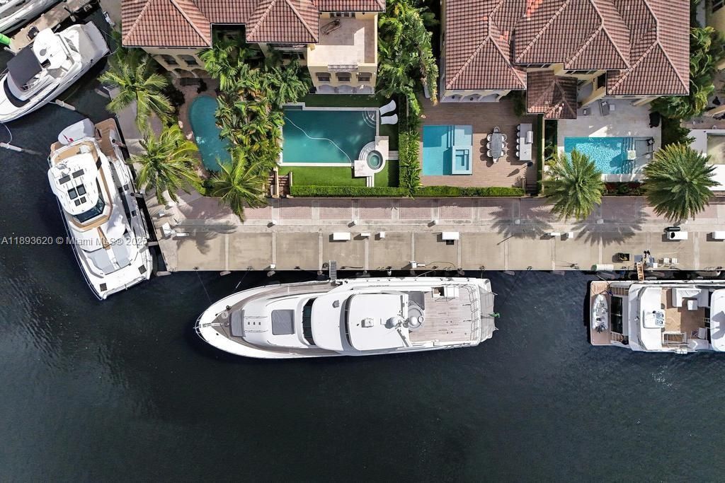 出租: $45,000 (5 贝兹, 6 浴室, 6624 平方英尺)