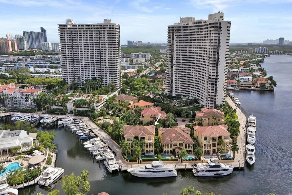 出租: $45,000 (5 贝兹, 6 浴室, 6624 平方英尺)