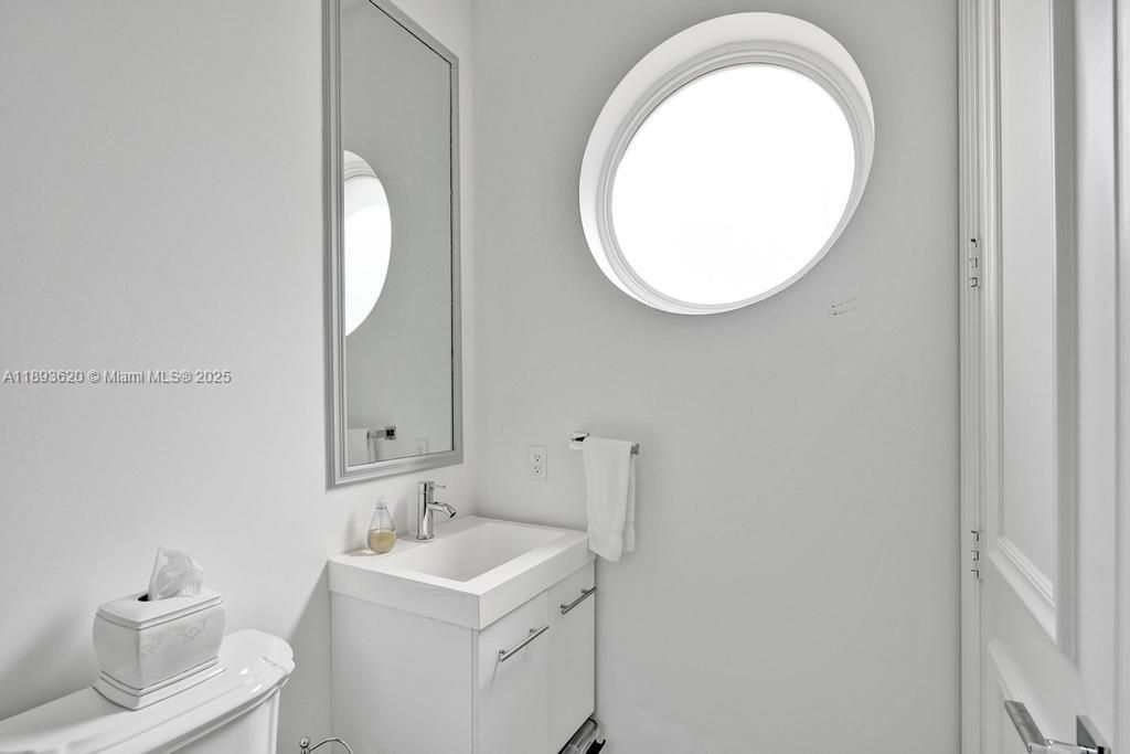 出租: $45,000 (5 贝兹, 6 浴室, 6624 平方英尺)