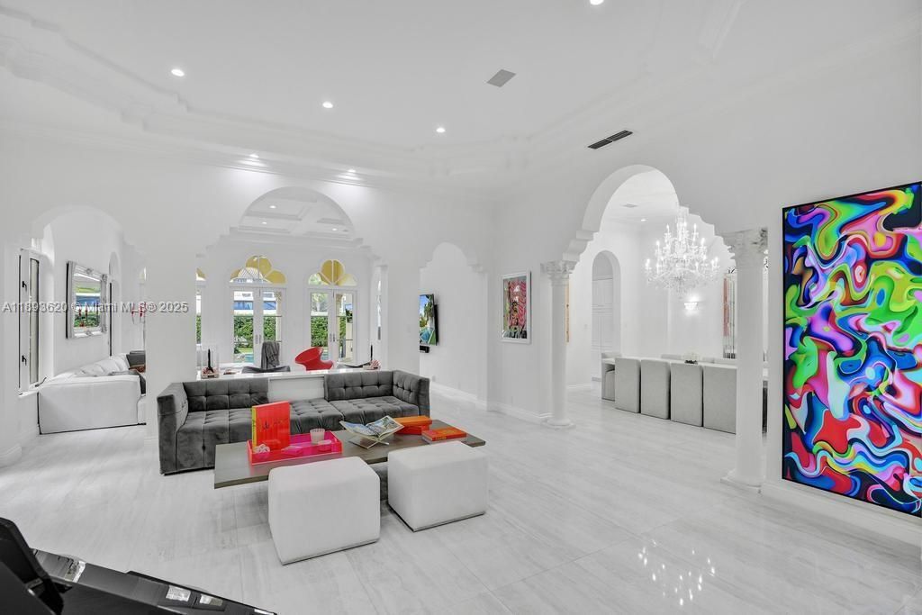 出租: $45,000 (5 贝兹, 6 浴室, 6624 平方英尺)