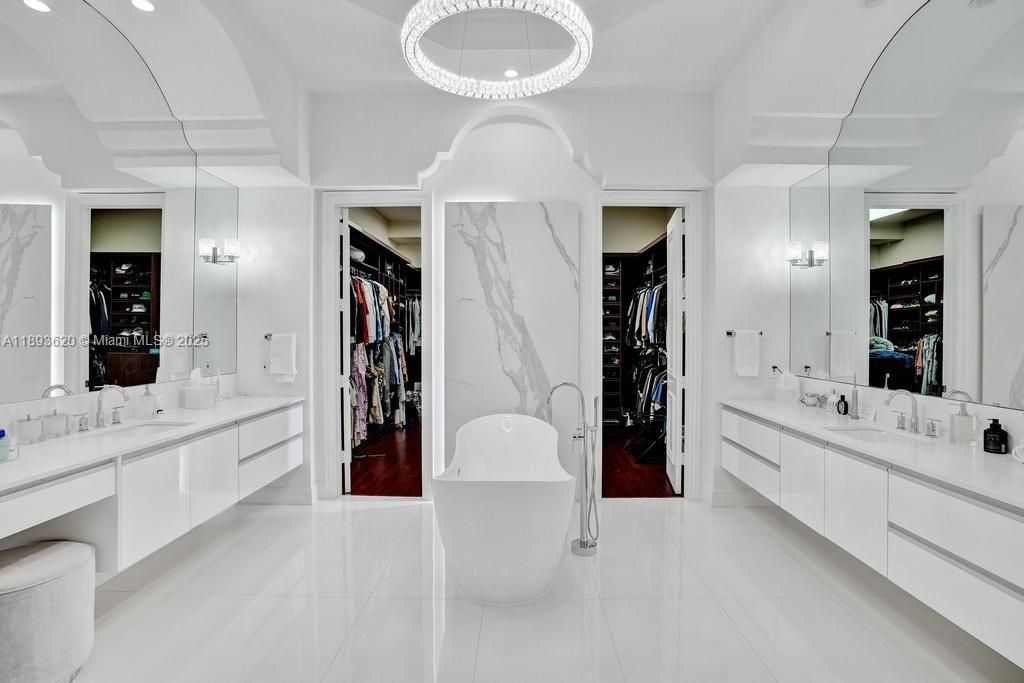 出租: $45,000 (5 贝兹, 6 浴室, 6624 平方英尺)