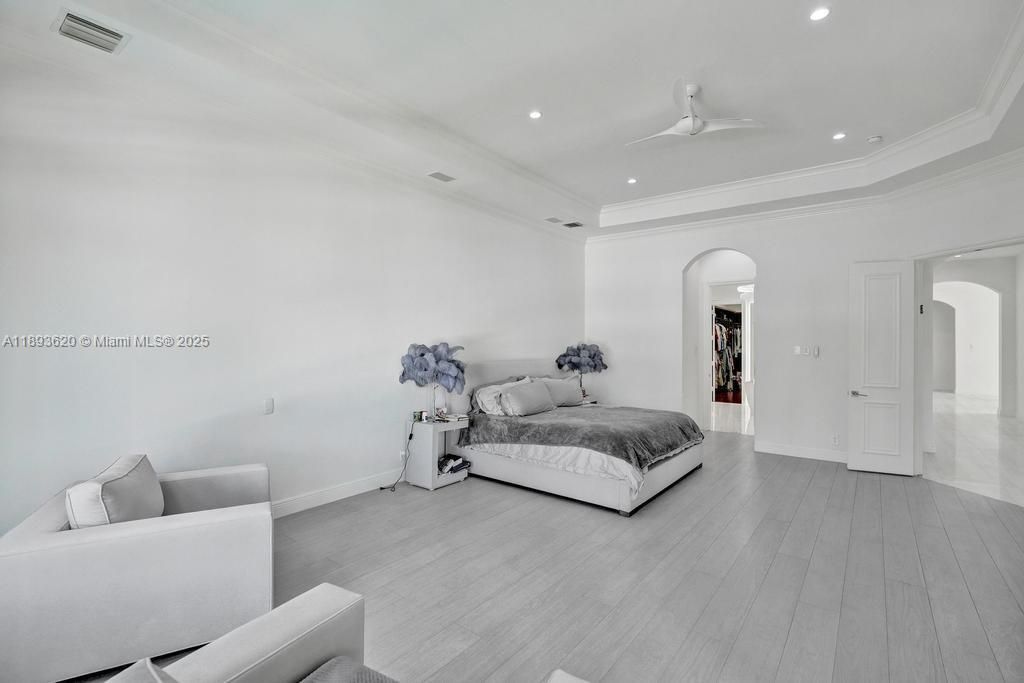 出租: $45,000 (5 贝兹, 6 浴室, 6624 平方英尺)