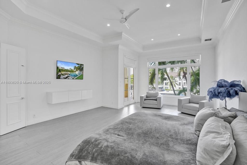 出租: $45,000 (5 贝兹, 6 浴室, 6624 平方英尺)