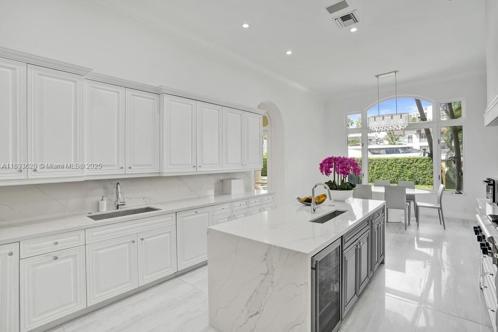 出租: $45,000 (5 贝兹, 6 浴室, 6624 平方英尺)