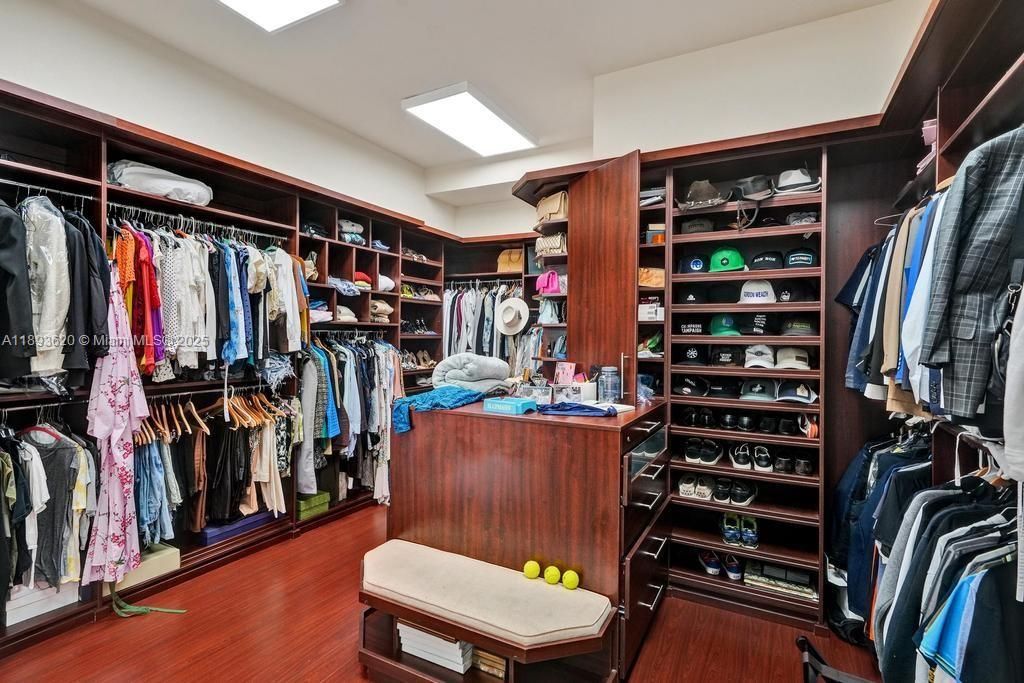 出租: $45,000 (5 贝兹, 6 浴室, 6624 平方英尺)