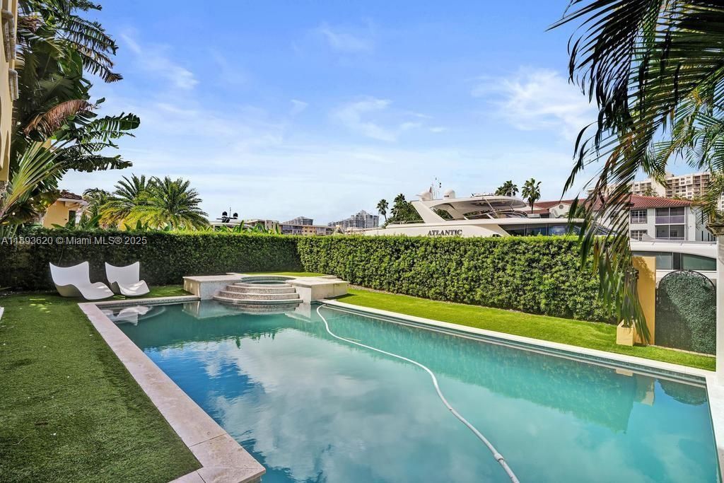 出租: $45,000 (5 贝兹, 6 浴室, 6624 平方英尺)