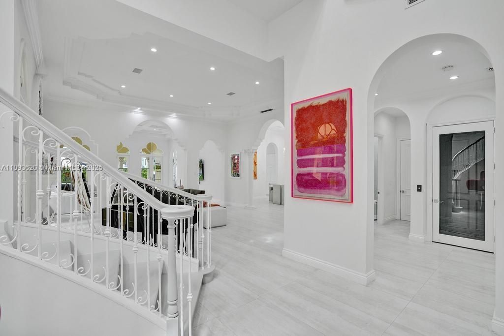 出租: $45,000 (5 贝兹, 6 浴室, 6624 平方英尺)