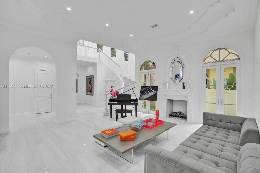 出租: $45,000 (5 贝兹, 6 浴室, 6624 平方英尺)