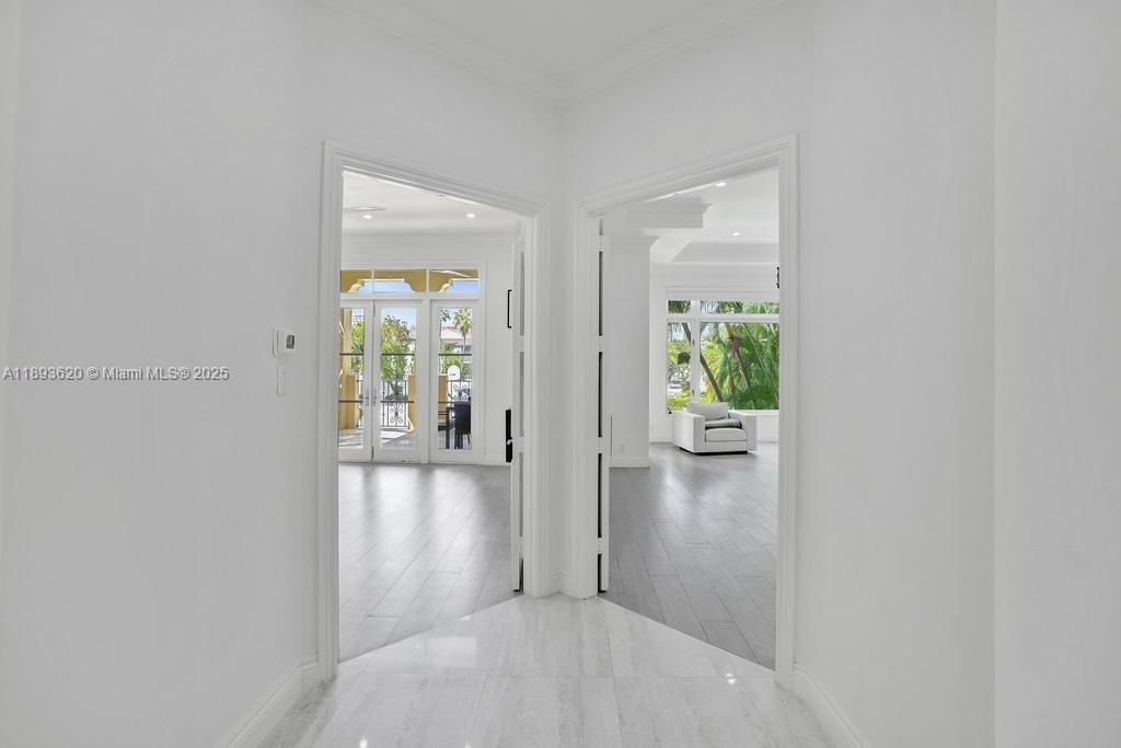 出租: $45,000 (5 贝兹, 6 浴室, 6624 平方英尺)