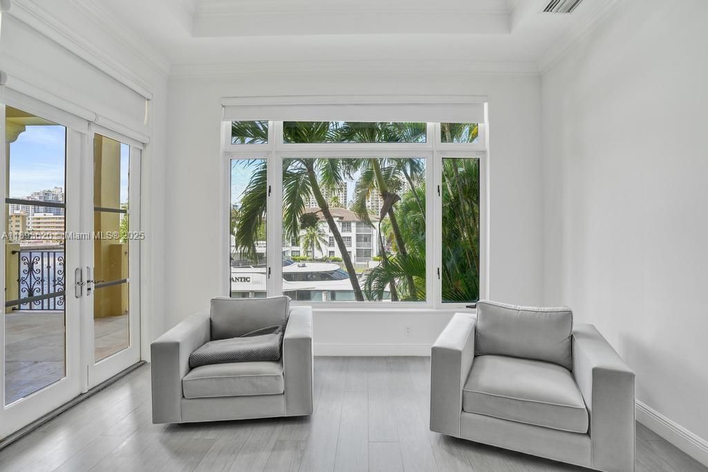 出租: $45,000 (5 贝兹, 6 浴室, 6624 平方英尺)