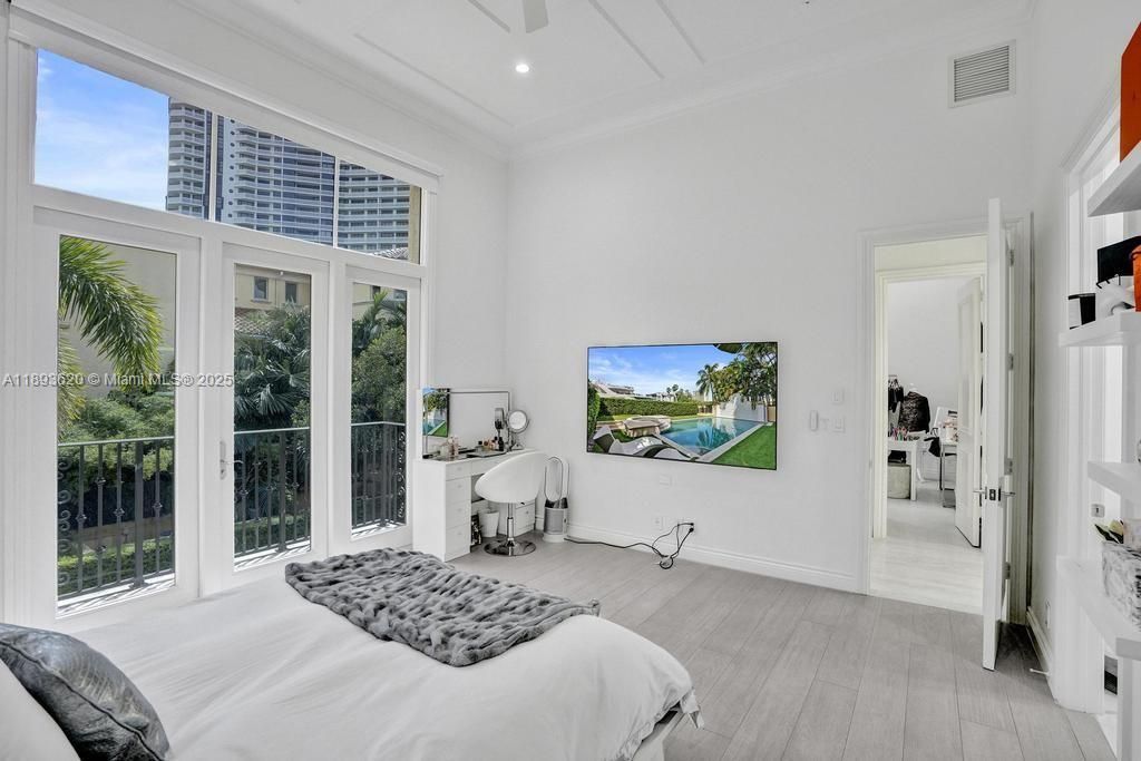 出租: $45,000 (5 贝兹, 6 浴室, 6624 平方英尺)